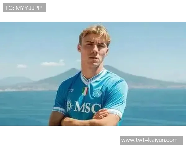 太阳报:曼联17岁中场思韦茨随一线队训练,被比作佩德里